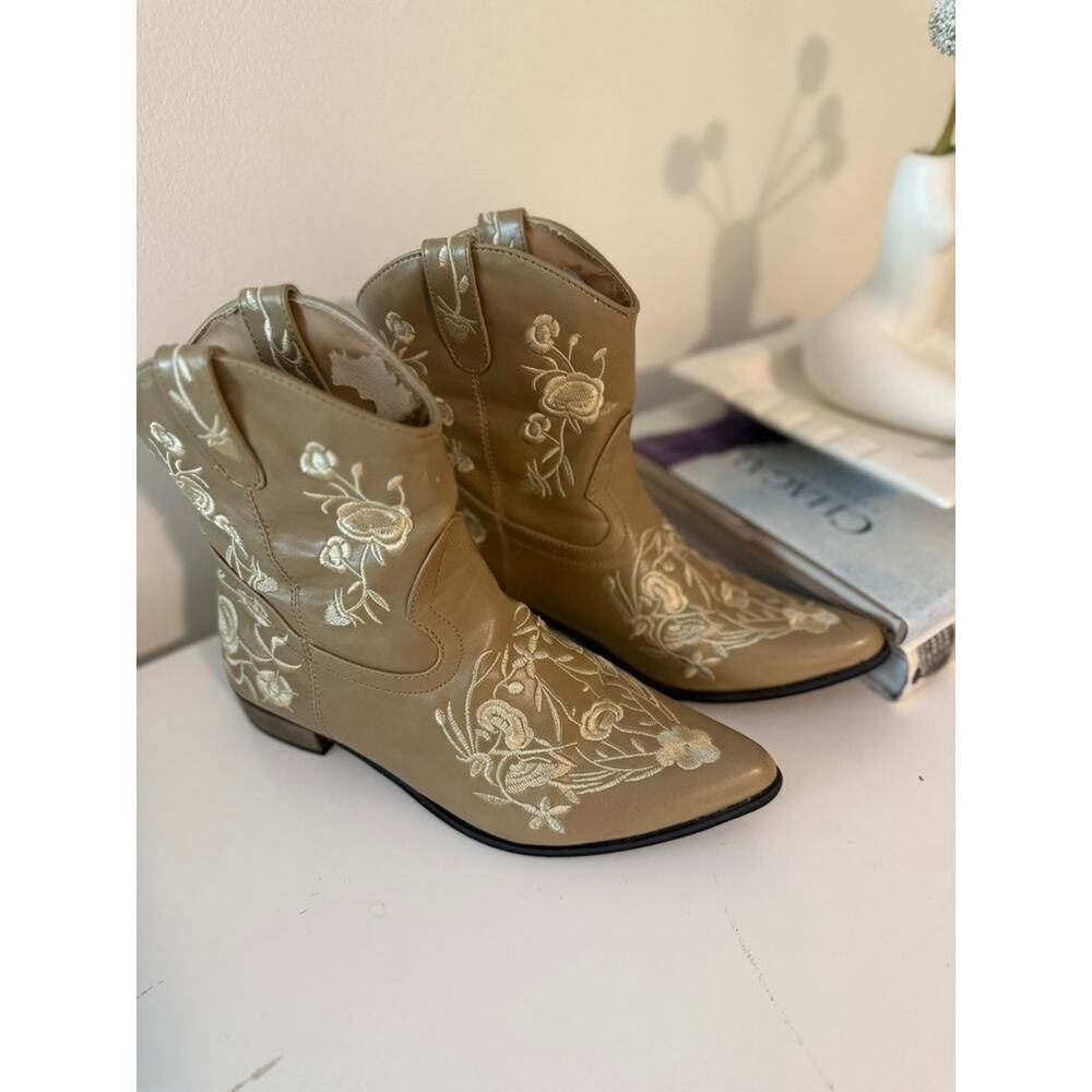 Vintage Western Ankle Boots Embroidered‎ Tan Cowboy Boots Boho Festival✨